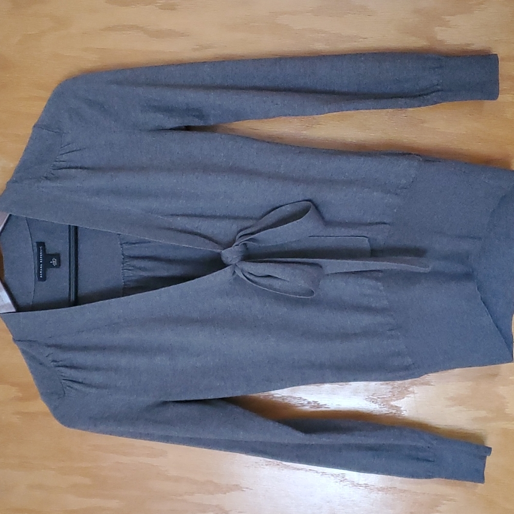 Banana Republic gray sweater with bow accent